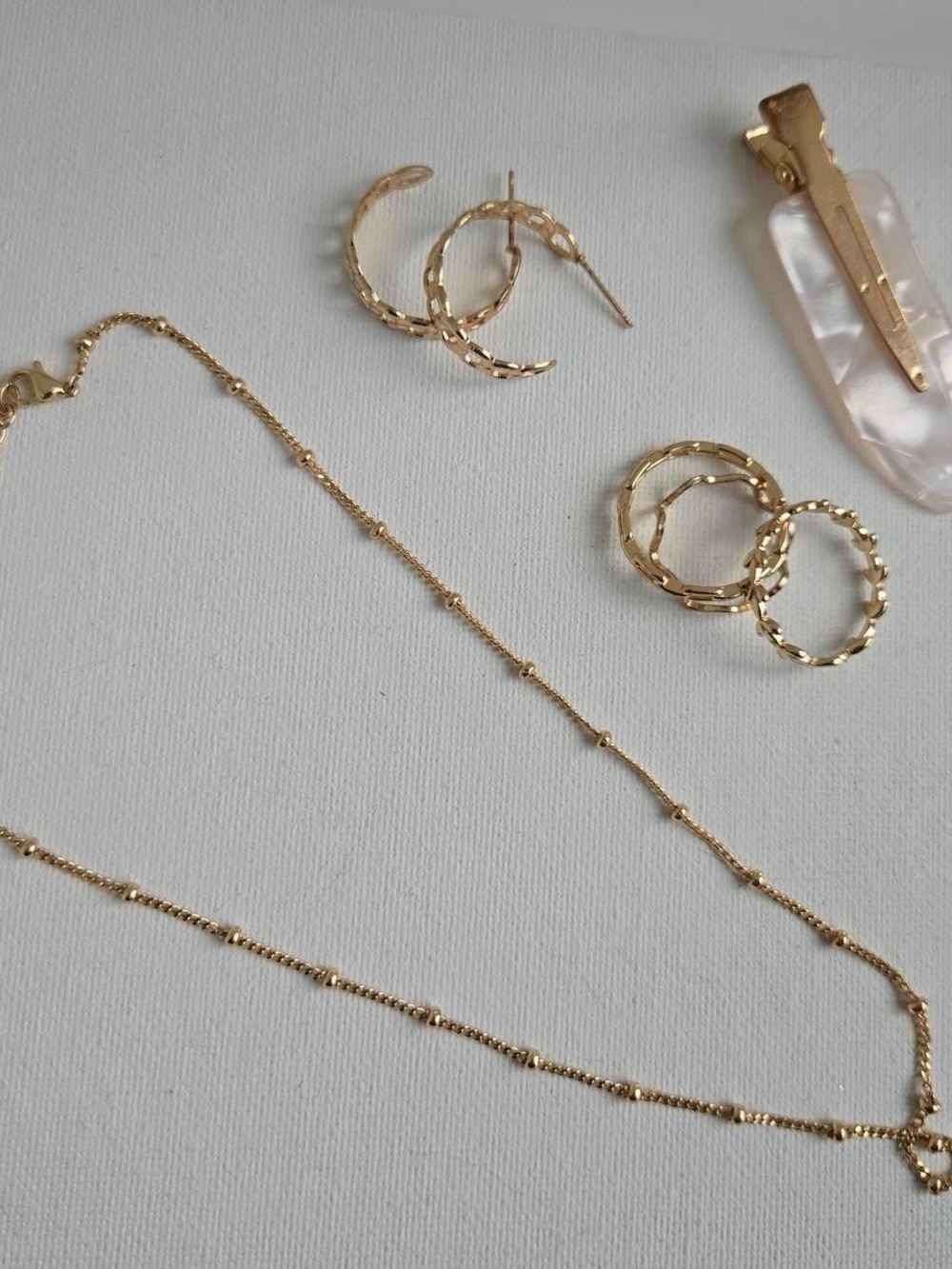Gold Minimalist Jewelry Set With Pearlescent Clip